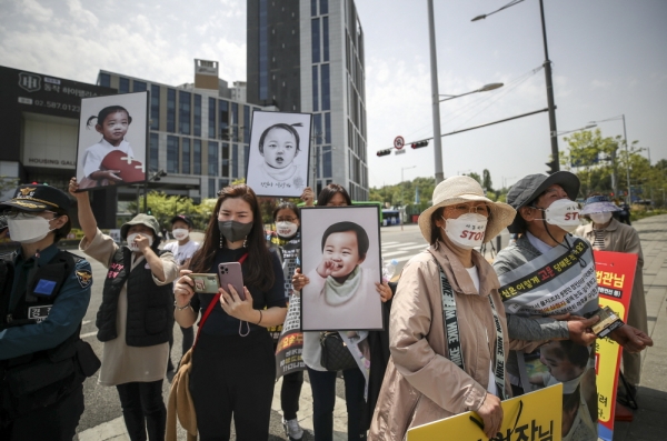 16개월 여아 '정인이'를 학대하고 살해한 혐의로 재판에 넘겨진 양모가 대법원에서 징역 35년을 확정받은 28일 오전 서울 서초구 대법원 앞에서 정인이를찾는사람들 관계자들이 법원 판결에 항의하고 있다.  ⓒ뉴시스