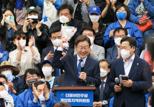 오는 6·1 지방선거와 동시에 치러지는 국회의원 보궐선거에서 인천 계양을에 전략공천된 이재명 더불어민주당 상임고문이 8일 오전 인천 계양구 계양산 야외공연장에서 출마선언을 하고 있다.