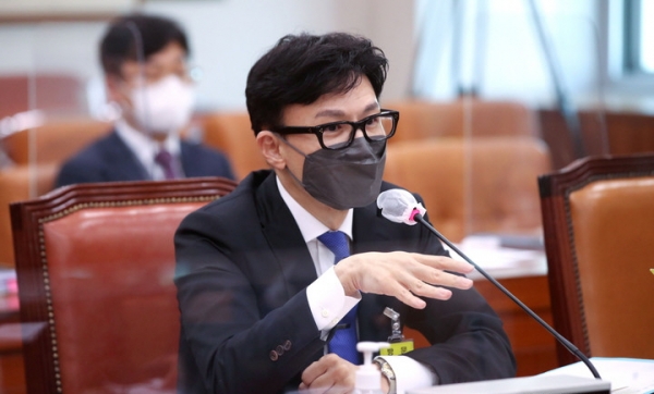 동훈 법무부장관 후보자가 9일 서울 여의도 국회에서 열린 인사청문회에서 의원 질의에 답변하고 있다. 