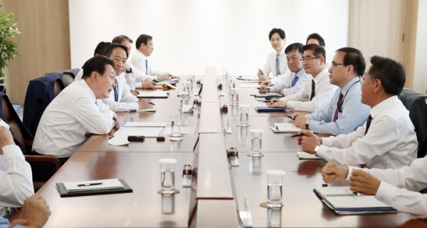 윤석열 대통령이 11일 서울 용산 대통령실 청사 대회의실에서 열린 수석비서관회의를 주재하고 있다. 