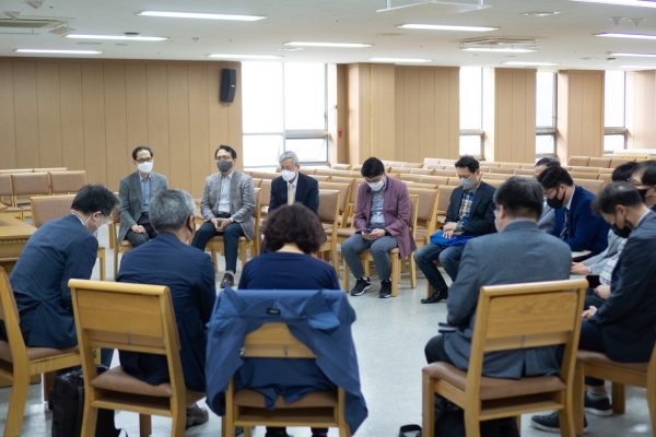 서울신학대학교 신학부 교수, 매주 금요기도모임 가져