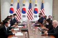 윤석열 대통령과 조 바이든 미국 대통령이 21일 오후 서울 용산 대통령실 청사 접견실에서 확대 정상회담을 하고 있다.