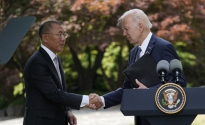 22일 서울 그랜드 하얏트 호텔에서 조 바이든 미국 대통령(왼쪽)이정의선 현대자동차그룹 회장과 악수하고 있다.