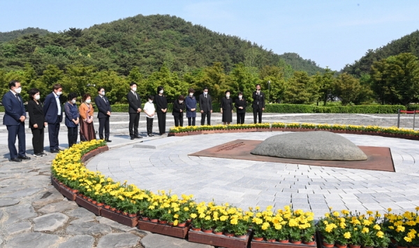 고 노무현 전 대통령의 13주기 추도식이 열리는 23일 오전 경남 김해시 진영읍 봉하마을 노 전 대통령 모역에서 딸 노정연씨와 사위인 곽상언 변호사 등 가족들이 참배하고 있다.