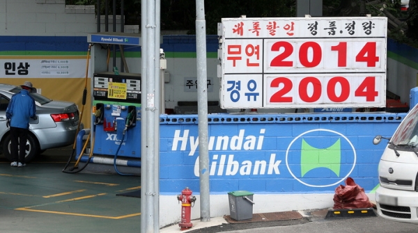 무서운 상승세로 다시 경유 가격을 '재역전'한 휘발유 가격. 최근 서울 시내 한 주유소에 유가정보가 표시된 모습이 보인다. ⓒ뉴시스