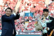 윤석열 대통령이 2일 서울 마포구 서울월드컵경기장에서 열린 대한민국과 브라질 축구 국가대표팀 친선경기에 앞서 손흥민에게 체육훈장 청룡장을 수여한 뒤 박수 보내고 있다.