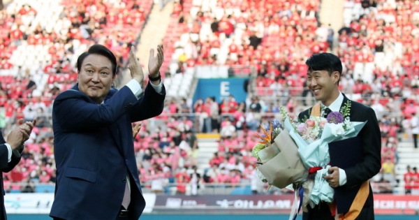 윤석열 대통령이 2일 서울 마포구 서울월드컵경기장에서 열린 대한민국과 브라질 축구 국가대표팀 친선경기에 앞서 손흥민에게 체육훈장 청룡장을 수여한 뒤 박수 보내고 있다.