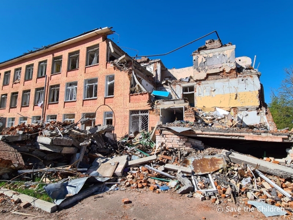 우크라이나 북부의 체르니히프의 한 학교가 전쟁의 폭격으로 파괴됐다. 전쟁으로 우크라이나의 750만 명의 아동은 교육의 혼란을 겪고 있다