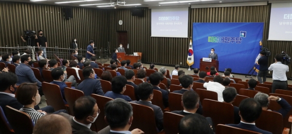 박홍근 더불어민주당 당대표 직무대행 겸 원내대표가 3일 오후 서울 여의도 국회에서 열린 더불어민주당 당무위원-국회의원 연석회의에서 인사말을 하고 있다.