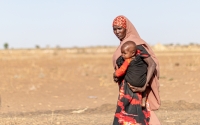 에티오피아 소말리 지역의 기후 변화와 가뭄으로 수많은 가족들이 어쩔 수 없이 고향을 떠났다. 가족 대부분은 집과 가축, 농지를 잃었다