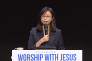 이지선 교수가 선한목자교회 ‘Worship with Jesus’ 집회에서 간증하고 있다. 