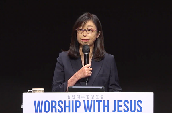 이지선 교수가 선한목자교회 ‘Worship with Jesus’ 집회에서 간증하고 있다. 