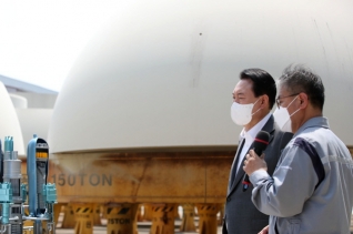 윤석열 대통령이 22일 경남 창원 두산에너빌리티 원자력 공장을 방문해 APR1400 원자력발전소 조감도를 살펴보고 있다. 