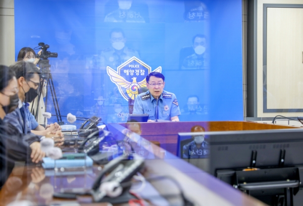 정봉훈 해양경찰청장이 24일 오전 인천 연수구 해양경찰청에서 사의를 표명하고 있다. 
