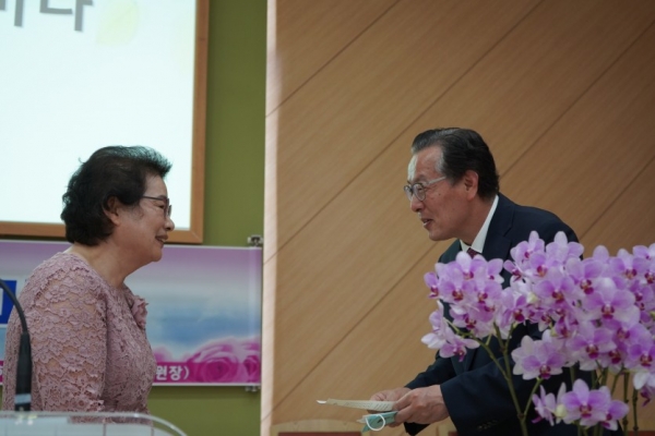 전국여전도회연합회 신동란 회장이 고려신학대학원 최승락 원장에 발전헌금 1백만원을 전달하고 있다.