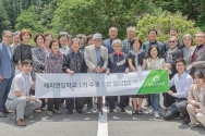 해피 앤딩 학교 참석자들이 행사 종료 후 기념촬영을 하고 있다