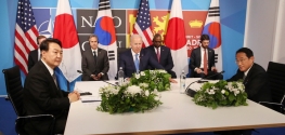 윤석열 대통령이 29일(현지시간) 마드리드 이페마(IFEMA)에서 조 바이든 미국 대통령, 기시다 후미오 일본 총리와 한미일 정상회담을 하고 있다