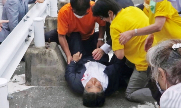 아베 신조 전 일본 총리가 8일 일본 서부 나라(奈良)에서 선거연설 도중 총에 맞고 쓰러졌다. 아베 전 총리는 총상을 입고 병원으로 옮겨졌지만 숨을 쉬지 않고 심장이 멈췄다고 관계자들이 전했다. ⓒ뉴시스