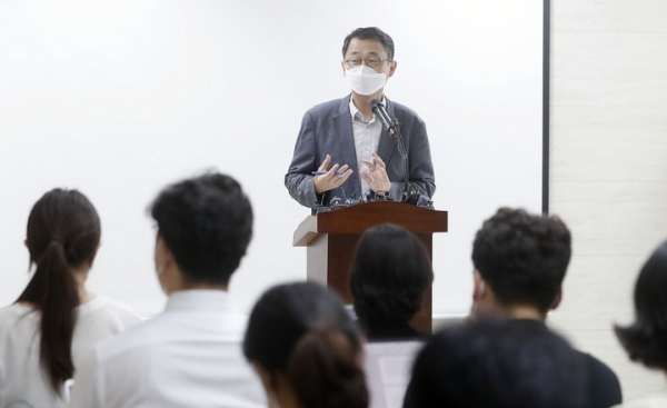 송옥렬 공정거래위원장 후보자가 5일 서울 중구 대한상공회의소에서 기자간담회를 열고 정책 방향 등을 설명하고 있다.