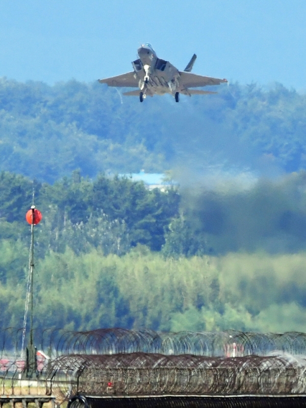 19일 오후 4.5세대 국산 초음속 전투기 KF-21이 시험비행을 위해 경남 사천공항 활주로를 이륙하고 있다. 