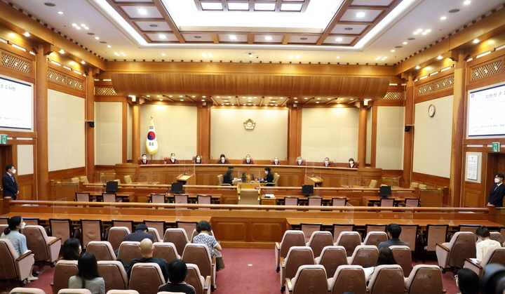 유남석 헌법재판소장을 비롯한 헌법재판관들이 21일 서울 종로구 헌재에서 열린 7월 심판사건 선고에 참석하고 있다. 