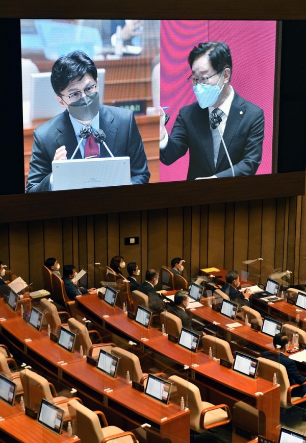 한동훈 법무부 장관이 25일 서울 여의도 국회에서 열린 본회의 정치·외교·통일·안보 분야 대정부질문에서 박범계 의원의 질의에 답하고 있다. 