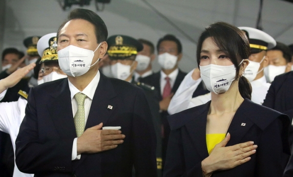 윤석열 대통령과 부인 김건희 여사가 28일 울산 현대중공업에서 열린 정조대왕함 진수식에서 국기에 대한 경례를 하고 있다. ⓒ뉴시스