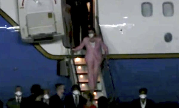 낸시 펠로시 미국 하원의장이 2일(현지시간) 타이베이에 도착해 항공기에서 하기하고 있다.