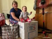 우크라이나 동부 루한스크를 탈출해 드니프로에 임시 정착한 테티아나(가명) 씨아 아기 올하(11개월).  세이브더칠드런을 통해  식료품, 물, 위생 키트를 지원받았다
