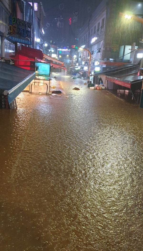 서울과 경기북부 등 수도권에 폭우가 내린 8일 서울 이수역 인근 남성사계시장이 침수돼 있다.