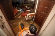 9일 오전 서울 관악구 신림동의 한 건물 지하에 위치한 교회에 폭우로 인한 침수피해가 발생해 관계자들이 배수펌프로 물을 외부로 빼는 작업을 하고 있다. ⓒ뉴시스