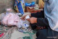 탈레반이 여학생의 중등 교육을 금지한 이후로 아프간 소녀  주할(가명, 16세)은 집에서 바느질을 하며 시간을 보내고 있다
