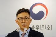 권대영 금융위원회 금융정책국장이 10일 오전 서울 종로구 정부서울청사 브리핑실에서 자영업자와 소상공인 대환 프로그램 도입 브리핑을 하고 있다. ⓒ뉴시스