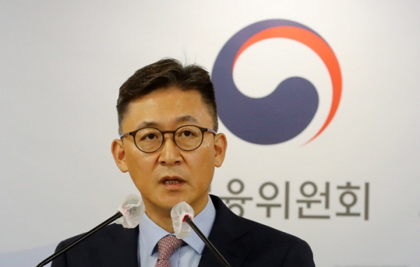 권대영 금융위원회 금융정책국장이 10일 오전 서울 종로구 정부서울청사 브리핑실에서 자영업자와 소상공인 대환 프로그램 도입 브리핑을 하고 있다. ⓒ뉴시스