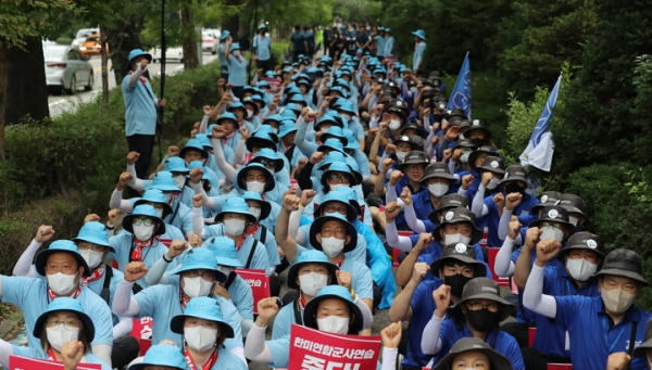 전국민주노동조합총연맹, 한국노동조합총연맹, 중앙통일선봉대 조합원들이 지난 13일 오전 서울 용산구 용산미군기지 3번게이트 앞에서 민주노총·한국노총·조선직업총동맹 중앙위원회 '남북노동자 3단체 결의대회'를 열고 민중 의례를 하고 있다. ⓒ뉴시스