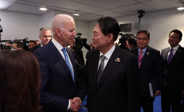 대통령실이 지난달 3일 윤석열 대통령과 부인 김건희 여사의 나토(NATO·북대서양조약기구) 정상회의 순방 사진을 추가 공개했다. 사진은 윤석열 대통령이 지난 29일(현지시간) 스페인 마드리드 이페마(IFEMA)에서 조 바이든 미국 대통령과 한미일 정상회담에 앞서 악수하는 모습. 