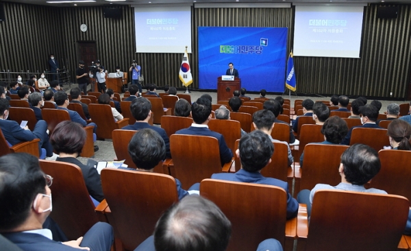 박홍근 더불어민주당 원내대표가 16일 서울 여의도 국회에서 열린 의원총회에서 발언하고 있다.