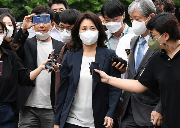 더불어민주당 이재명 의원의 부인 김혜경씨가 '법인카드 사적 유용 의혹'과 관련, 조사를 받기위해 23일 오후 경기도 수원시 경기남부경찰청에 출석하고 있다. 경찰은 김씨가 지난해 8월2일 민주당 관련 인사 3명과 점심 식사를 하면서 이들의 점심값이 경기도 업무추진비 카드로 결제된 의혹을 수사하고 있다. ⓒ뉴시스