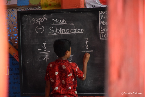 난민  캠프의 교육 센터에서 수학을 공부하는 로힝야 난민 아동 