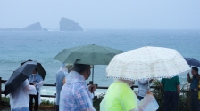 제11호 태풍 &#039;힌남노&#039; 간접영향으로 비가 내리는 지난 2일 오후 제주 서귀포시 대정읍 송악산에 우산을 쓴 관광객들이 걸어가고 있다. 