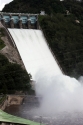 소양강댐이 지난달 11일 2년 만에 수문을 열고 한강으로 초당 435.73ｔ의 물을 방류하고 있다. 