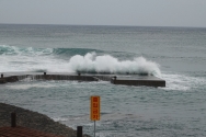 제14호 태풍 난마돌의 영향을 받는 지난 18일 오후 서귀포시 위미리 해안가에 너울성 파도가 일고 있다. 