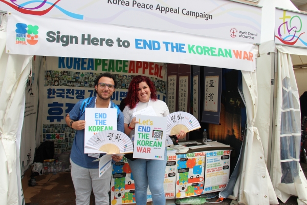 제11차 WCC 총회 현장에서의 '한반도 종전평화캠페인'(Korea Peace Appeal Campaign) 소개 부스. 