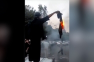10일(현지시간) BBC 페르시안에 따르면 실종 10일 만에 의문의 변사체로 발견된 니카 사카라미가 9월20일 테헤란의 한 거리에서 대형 쓰레기통 위에 올라가 시위대가 반정부 구호를 외치는 가운데 히잡을 태우는 영상이 공개됐다. 