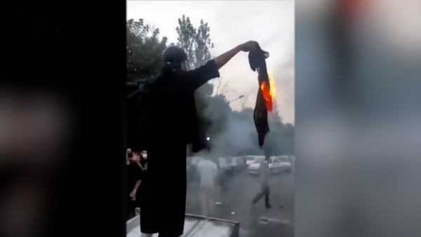 10일(현지시간) BBC 페르시안에 따르면 실종 10일 만에 의문의 변사체로 발견된 니카 사카라미가 9월20일 테헤란의 한 거리에서 대형 쓰레기통 위에 올라가 시위대가 반정부 구호를 외치는 가운데 히잡을 태우는 영상이 공개됐다. 