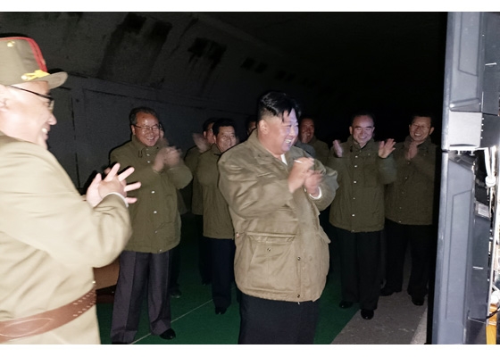 12일 장거리 전략순항미사일' 2기 시험발사 현장을 지휘한 김정은 국무위원장. 사진은 노동신문 갈무리.