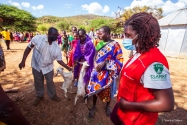 우간다 카라모자 지역에서 세이브더칠드런 직원이  주민들에게 염소를 배분하고 있다
