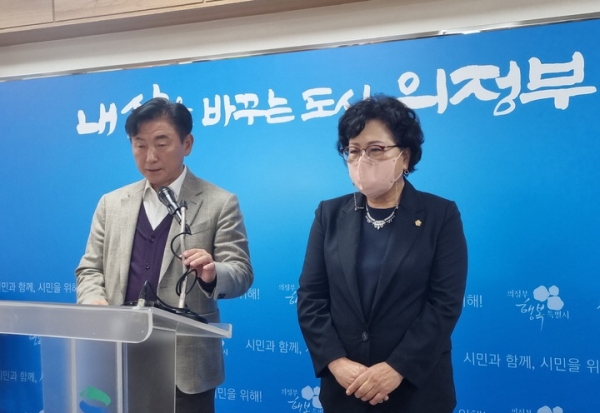 김동근 경기 의정부시장과 최정희 의정부시의회 의장이 14일 긴급 기자회견을 열고 