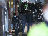지난 29일 밤 서울 용산구 이태원 일대에서 대규모 압사사고가 발생해 30일 새벽 경찰 과학수사대가 현장을 확인하고 있다. 30일 오전 6시 기준 이태원 핼러윈 압사 사고와 관련해 149명이 사망한 것으로 확인됐다. 부상자는 78명으로 사망자는 더 늘 것으로 보인다.