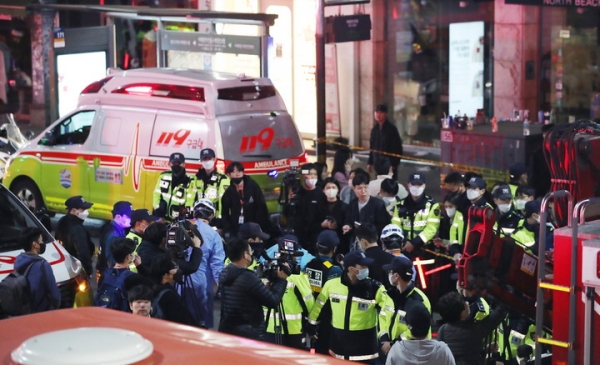 지난 29일 밤 서울 용산구 이태원 일대에서 대규모 압사사고가 발생해 30일 새벽 소방구급 대원들이 현장을 수습하고 있다. 30일 오전 2시40분 기준 이태원 핼러윈 압사 사고와 관련해 120명이 사망한 것으로 확인됐다. 부상자는 100명으로 사망자는 더 늘 것으로 보인다.